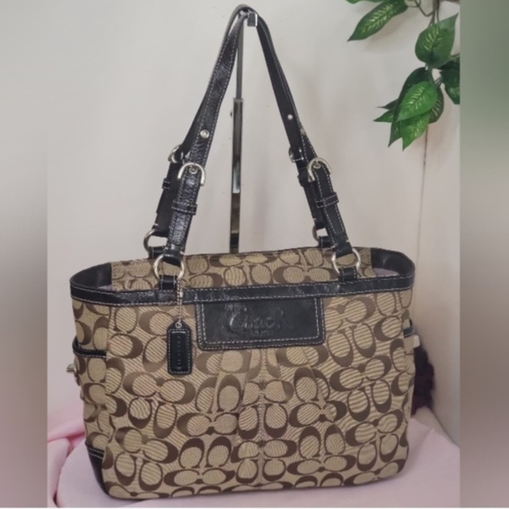 Euc Coach Monogram Shoulder Bag